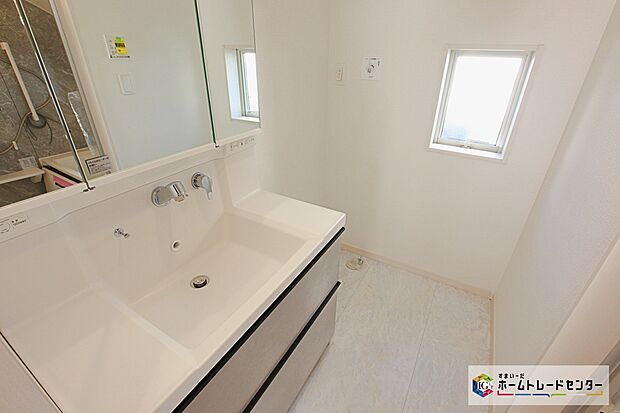 【サニタリースペース】☆ 洗面所 ☆
白を基調とした爽やかなサニタリースペース。清潔感のある快適空間です。毎日の身支度も気持ち良くお使い頂けます。