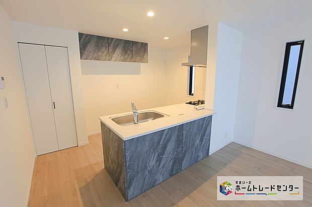 【キッチン収納】キッチンには吊り収納、パントリーがございます☆収納がたくさんあるのは嬉しいポイントです☆