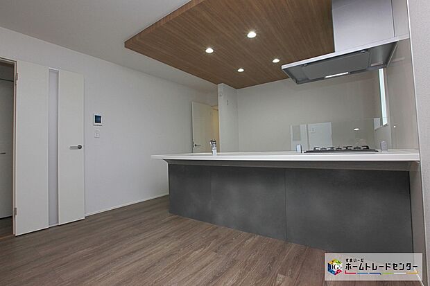 【システムキッチン】見栄えもよくお手入れもスムーズに出来ます。豊富な収納力もございますので、キッチンスペースをスッキリとお使い頂けそうです。