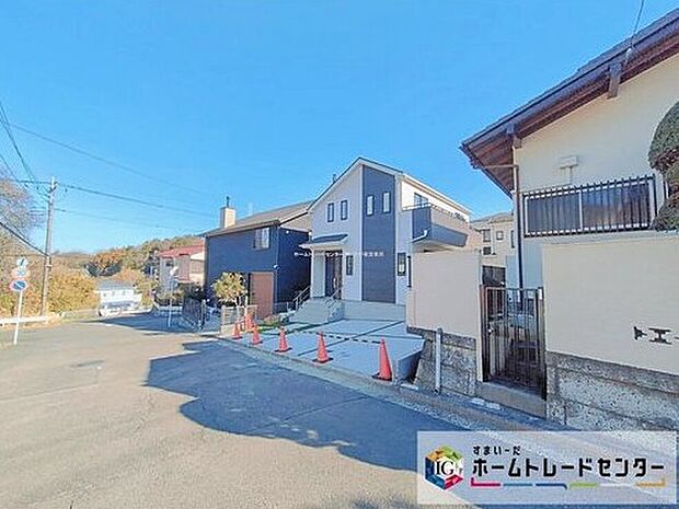 【前面道路含む現地写真】閑静な住宅街に立地します!
前面道路は開放感溢れる8m幅、陽当り・通風良好です♪