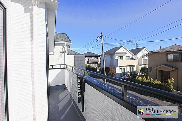 【バルコニー】広々としたバルコニーを設置いたしました!心地よい陽射しや暖かな風を楽しむことが出来ます♪晴れた日にはたっぷりの洗濯物や布団を干せます!