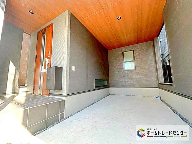 【ビルトインガレージ】台風の季節も大切な車を守ることができます。また雨が降っていても乗り降りを気にしなくてよい事や、買い物の荷物を取り込みやすさもメリットのひとつです♪