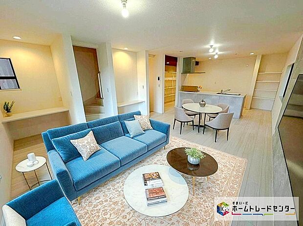 【☆ リビング ☆】現況の物件写真に、CG による画像処理を行っています。家具、家電、照明器具、小物、カーテン、その他のイメージはCG です。