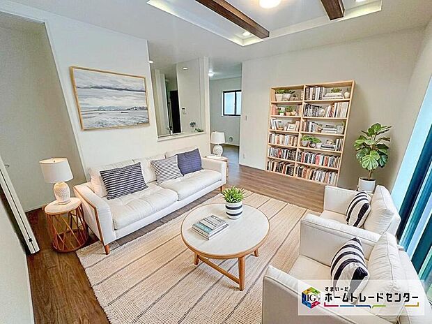 【リビング】現況の物件写真に、CG による画像処理を行っています。家具、家電、照明器具、小物、カーテン、その他のイメージはCG です。