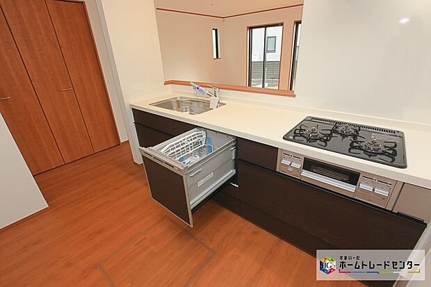 【システムキッチン】見栄えもよくお手入れもスムーズに出来ます。豊富な収納力もございますので、キッチンスペースをスッキリとお使い頂けそうです。