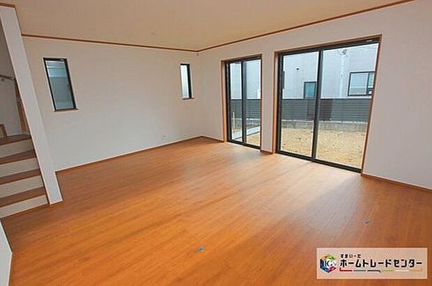 【リビング】明るく開放感あふれるリビングです。ゆったり寛げる充分な広さがございますので、ご家族でインテリアのレイアウトを考えるのも楽しみになりそうです♪