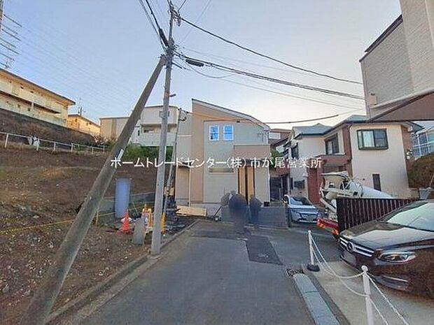 【 前面道路含む現地写真】閑静な住宅街に立地します!穏やかな雰囲気漂う、ゆったりとお過ごしいただける現地です!
