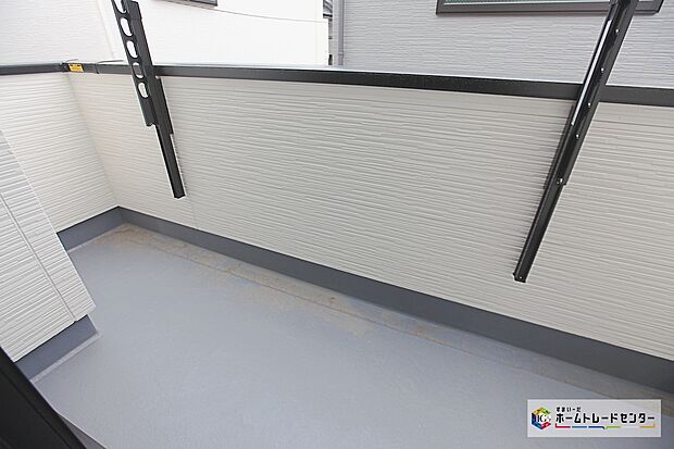 【ベランダ】広々としたバルコニーを設置いたしました!心地よい陽射しや暖かな風を楽しむことが出来ます♪晴れた日にはたっぷりの洗濯物や布団を干せます!