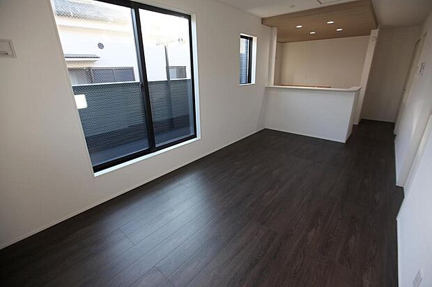 【リビング】ナチュラル色のフローリングは木の持つ自然な風合いでやさしい雰囲気をもちながら部屋全体を明るく見せてくれます。