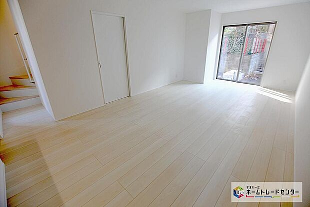 【リビング】大きな窓のあるリビングは、明るく解放感溢れる空間です。居心地良く、ご家族皆がゆったり寛げる憩いの空間となりそうです。