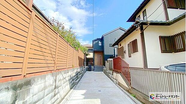 【現地外観写真】閑静な住宅街に立地します☆
小中学校・コンビニが徒歩１０分圏内に揃います♪