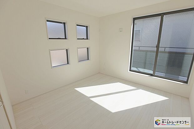 【洋室】収納を随所に設置しておりますので、住空間を有効活用出来ます。自分好みのお部屋で、ゆったりお寛ぎ頂けます。