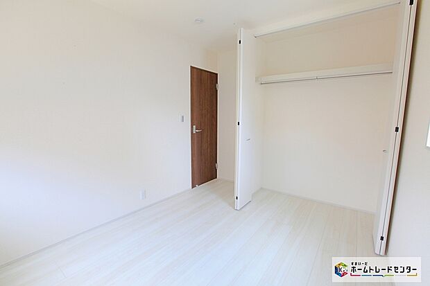 【洋室】収納を随所に設置しておりますので、住空間を有効活用出来ます。自分好みのお部屋で、ゆったりお寛ぎ頂けます。
