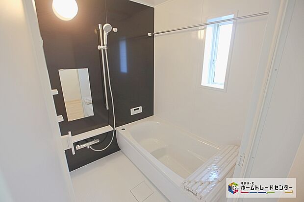 【1坪タイプバスルーム】足を伸ばして毎日の疲れを癒せる広々1坪タイプです。半身浴もでき、ゆっくりと寛げます。お子様と一緒でも快適に入浴が出来ますね。