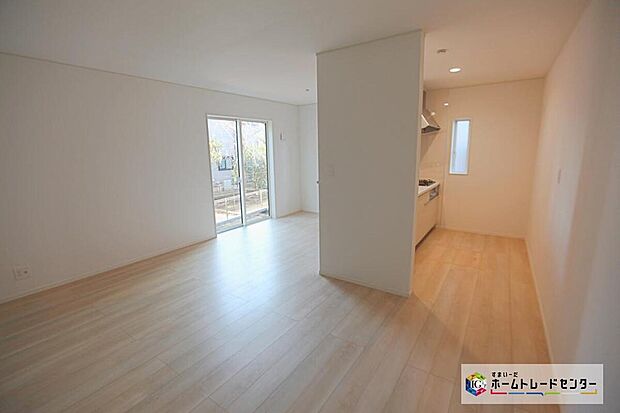 【リビング】大きな窓のあるリビングは、明るく解放感溢れる空間です。居心地良く、ご家族皆がゆったり寛げる憩いの空間となりそうです。