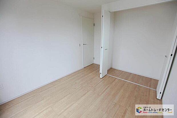 【リビング以外の居室】充分な広さの収納を備え、採光良好な洋室は、快適空間。プライベートの時間もゆったりお寛ぎ頂けそうです。