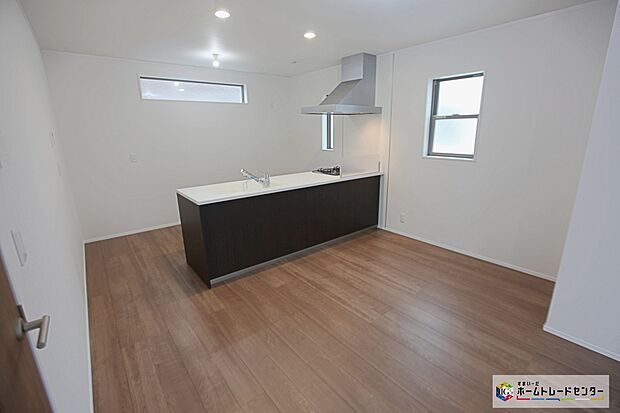 【ダイニング】お洒落なフルフラットキッチンです☆空間が広く見える効果も☆