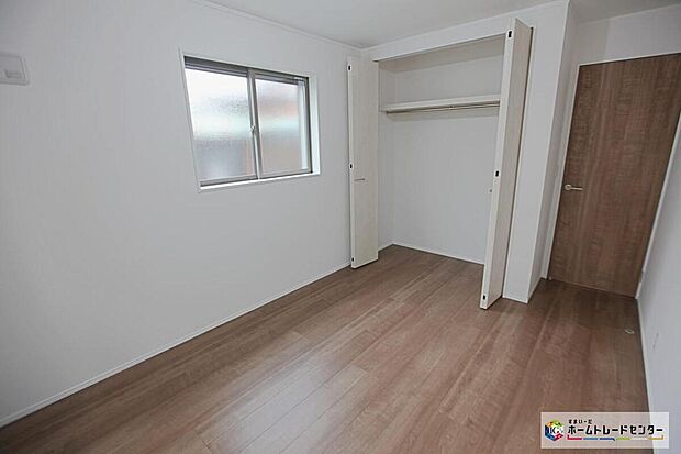 【リビング以外の居室】充分な広さの収納を備え、採光良好な洋室は、快適空間。プライベートの時間もゆったりお寛ぎ頂けそうです。