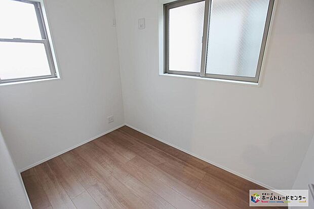 【リビング以外の居室】2Fサービスルームはデスクを置いて書斎のように♪たくさんの物を収納、ウォークインクローゼットのように♪用途自在のゆとりある空間です。