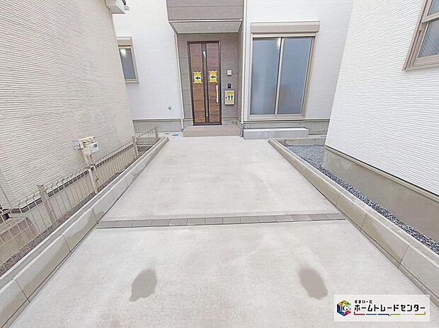 【駐車場】カースペースは嬉しいコンクリート仕上げとなっております。雨の日も足元を気にせず外出できます。自転車を置く際も快適です。