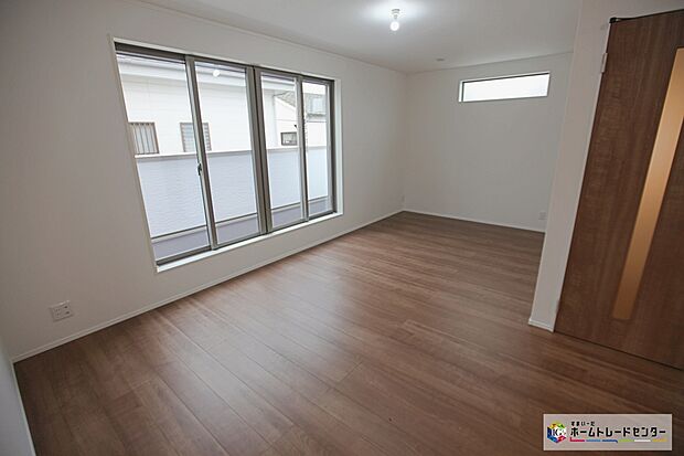 【リビング】広々としたLDKに、自分好みのインテリアでレイアウト。季節ごとに模様替えなども、楽しみの一つとなりそうです。