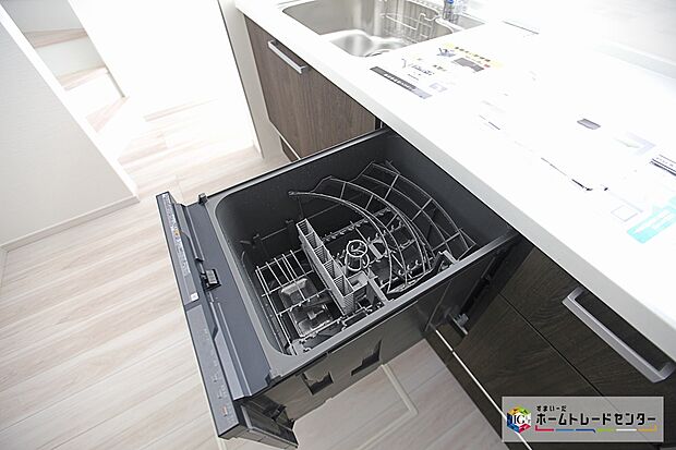 【【食器洗浄乾燥機】】忙しい奥様の味方、後片付けもラクラクなビルトイン食洗機付き。洗い終わった食器の水切りや乾燥としても便利です。