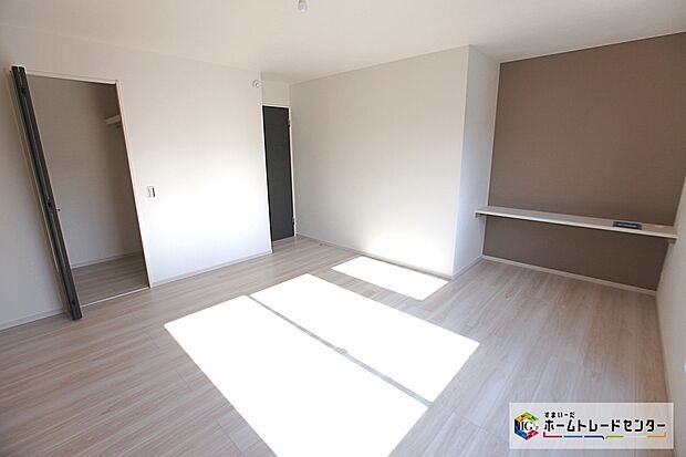 【寝室にカウンター、ウォークインクローゼット】ウォークインクローゼットがございます☆
主寝室にはカウンターもございますので読書も楽しめそう♪