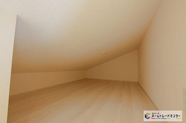 【小屋裏収納】増えがちな季節の衣類や本、趣味の道具などもすっきりと片付きます。どこに収納しよう。という悩みがなくなりますね☆