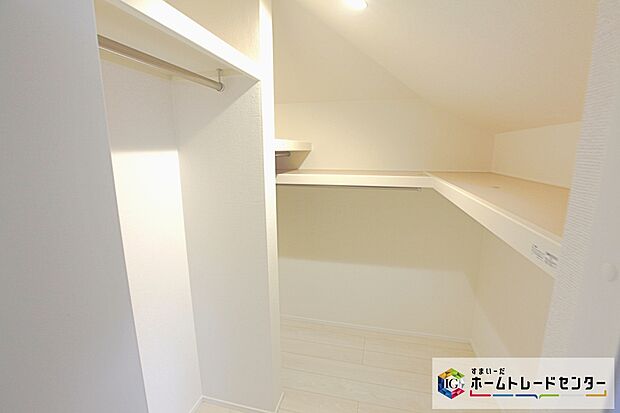 【ウォークインクローゼット】お子様との思い出もたっぷりしまえるウォークインクローゼット。衣類だけでなく、鞄などの小物からスーツケースやレジャー用品などの大きな物までたっぷり収納出来ます。