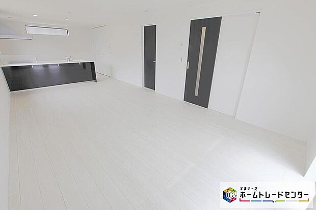 【リビング】リビングは20.44帖!明るく居心地良く、ご家族皆がゆったり寛げる憩いの空間となりそうです♪