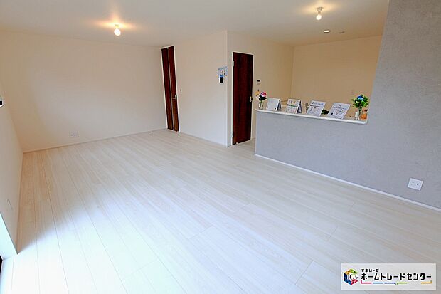 【リビング】20帖、広々とした開放感あふれるリビングです。ゆったり寛げる充分な広さがございますので、ご家族でインテリアのレイアウトを考えるのも楽しみになりそうです。