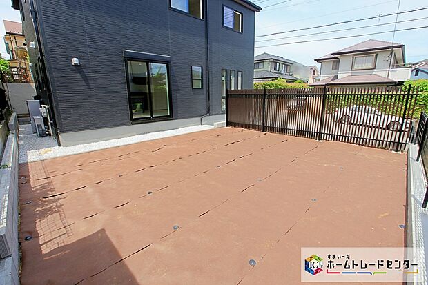 【庭】陽光たっぷり降りそそぐお庭を備えた理想のお住まいです。お子様の遊び場や趣味のガーデニングなど、ライフスタイルに合わせていろいろとお楽しみ頂けそうです。