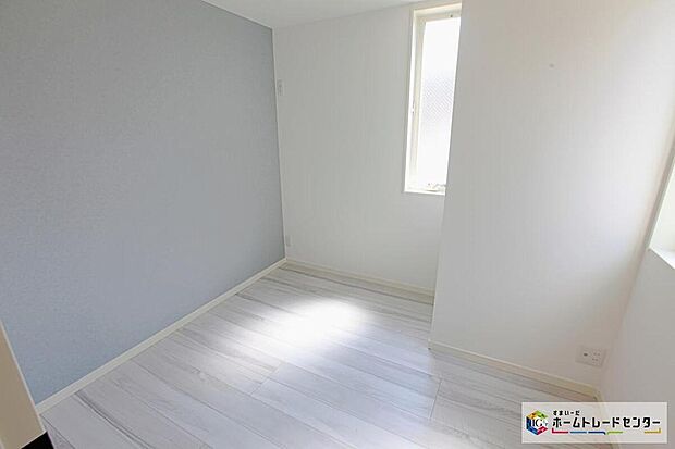 【リビング以外の居室】明るめのフローリングですので、壁紙ともマッチし、お部屋を更に広く見せてくれる効果も。