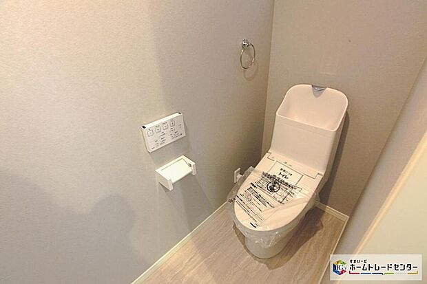 【トイレ】アクセントクロスがお洒落な空間を演出しています☆