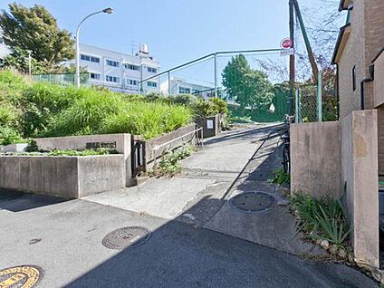 横浜市立生麦中学校 2000m (徒歩２５分／自転車７分)