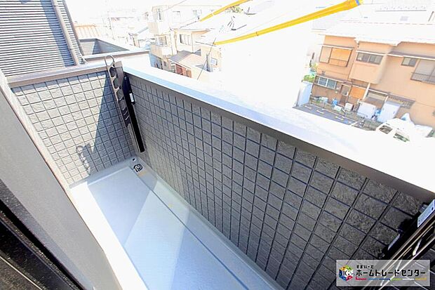 【バルコニー】心地よい陽射しや暖かな風を楽しむことが出来ます♪