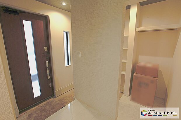 【TVモニター付きインターホン】録画機能もあり、どのような人が何時に来訪されたのかが分かります。防犯上はもちろん、お届け物などの把握にも便利です。ライトが付いているので、夜間でも安心です。

