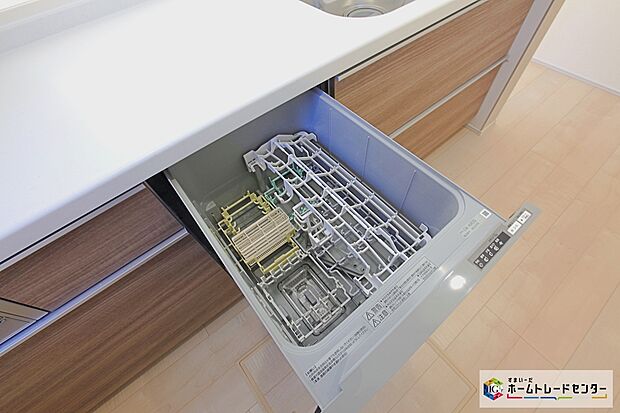 【食洗機付きシステム】ビルトイン式の食器洗い乾燥機を標準設置しています。家事の手間を大幅に削減してくれるお役立ちアイテムは、洗浄力が高いうえ、除菌効果にも優れております。