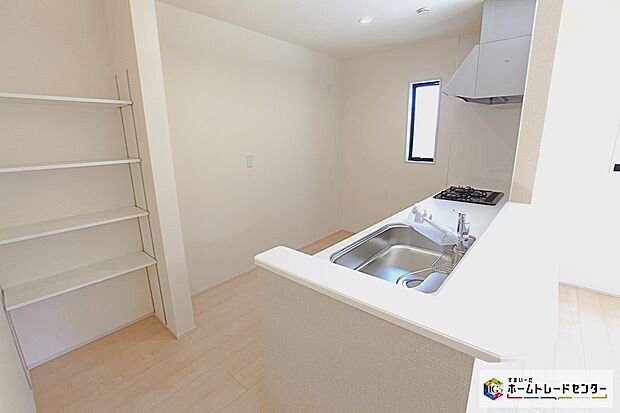 【キッチン収納】キッチンには可動棚がございます☆ストック収納や書類や文具なども収納できて便利です☆
