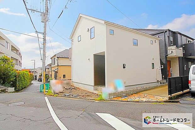 【現地外観写真】玄関には可動棚、全居室に収納☆居住スペースを有効に使える間取りになっています☆