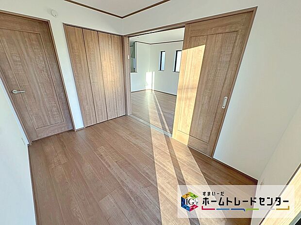 【洋室】1階リビング隣の洋室です。大きな窓もあり、陽当たり良好☆クローゼットもございます☆