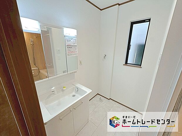 【サニタリースペース】洗面所スペースは着替えには十分な広さがございます。窓もあり自然光の入る明るいスペースとなっております。