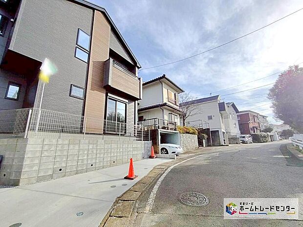 【前面道路含む現地写真】敷地面積３４坪！カースペース２台可（車種によります）
リビング１７．５帖、ゆとりの３LDKプランです！