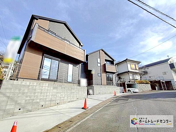 【前面道路含む現地写真】自然光がたっぷり降り注ぐことで、室内は居心地のよい空間に。ご家族の楽しい笑い声が聞こえてきそうです。