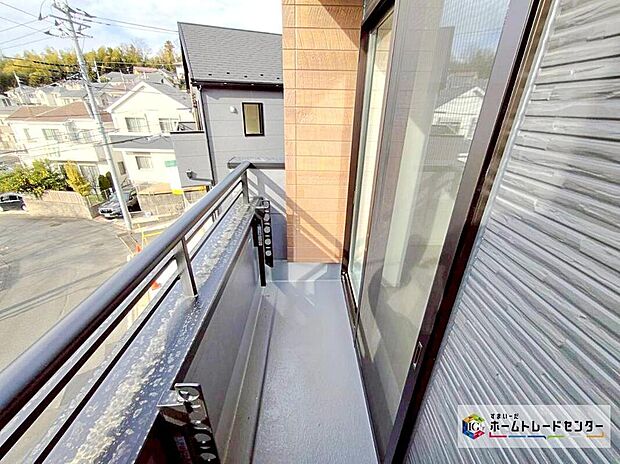 【バルコニー】晴れた日にはたっぷりのお洗濯ものを干すことができるバルコニー♪