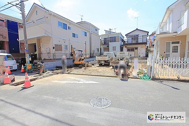 【前面道路含む現地写真】小中学校・幼稚園・保育園・公園が徒歩7分圏内に揃います♪「サミットストア」や「ニトリ」も徒歩9分圏内に揃いますので、毎日のお買い物も便利です!