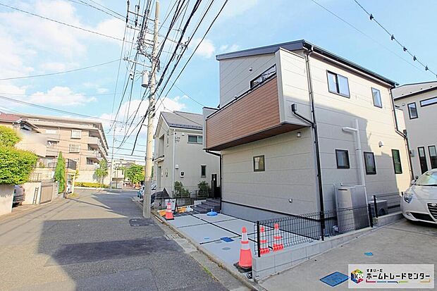 【前面道路含む現地写真】敷地３０坪☆リビング１７帖！パントリー＆ウォークインクローゼット＆ロフト付きの収納たっぷり、ゆとりの３LDKプランです☆