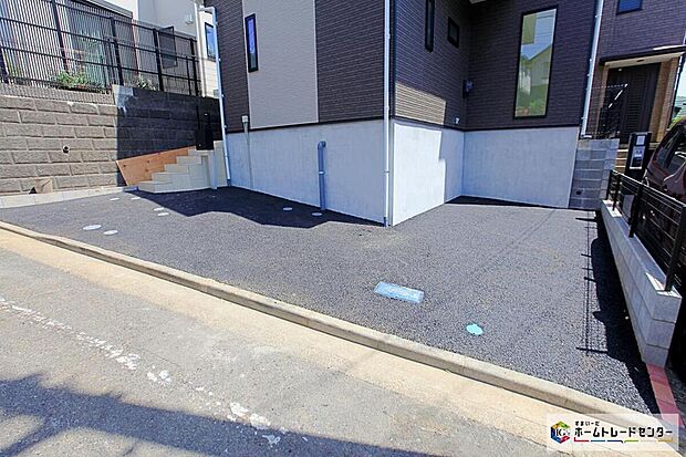 【駐車場】車種によりますが2台分のカースペースがございます☆コンクリート仕上げですので、雨の日に足元が悪くならないのは嬉しいポイントですね☆
