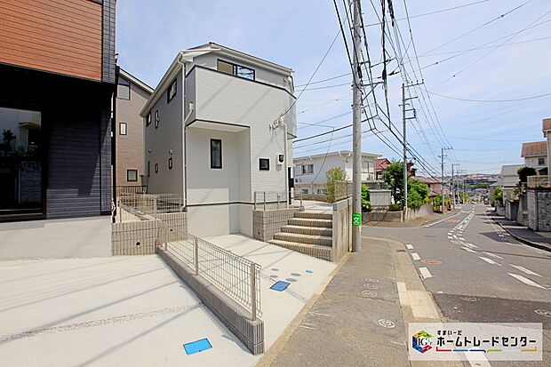 【前面道路含む現地写真】飯田グループHD唯一の販売専門会社、
ホームトレードセンターの社員が直接、当物件をご案内いたします♪