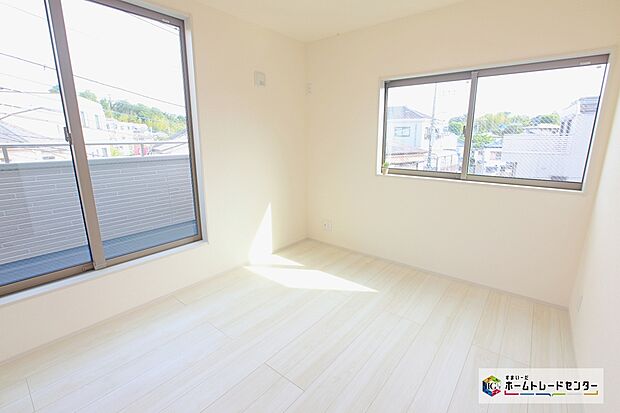 【洋室】穏やかな光が差し込む室内には、穏やかな時間が流れます。休日には、落ち着いた空間で自分の趣味を楽しむのはいかがですか。